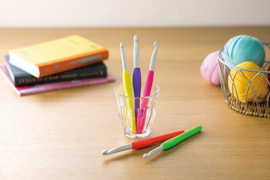 1043/E Magenta Amour Crochet Hook, Size E, 3.5mm, Red