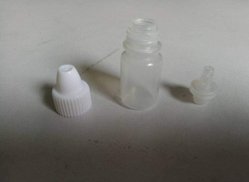 50 Pcs Empty Plastic Squeezable Dropper Bottle with Plug Refillable Portable Eye Liquid Container with Screw Cap (5 ml)