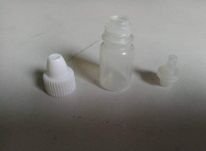 50 Pcs Empty Plastic Squeezable Dropper Bottle with Plug Refillable Portable Eye Liquid Container with Screw Cap (5 ml)