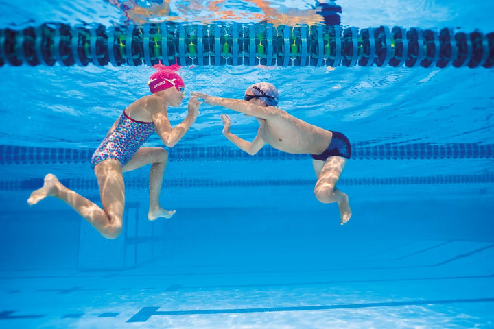 Arena Tracks Unisex Junior Youth Essential Racing Swim Goggles Kids Swimmers Young Racers 6-12 Anti-Fog Coated Non-Mirror Lens, Smoke/White/Red