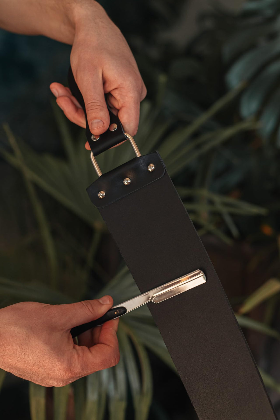 Razor Strop - Barber's Latigo Leather Straight Razor Strop. Dual Strap that will be a Great Addition for Any Straight Razor. PREMIUM LEATHER Strop for Sharpening. (Black)