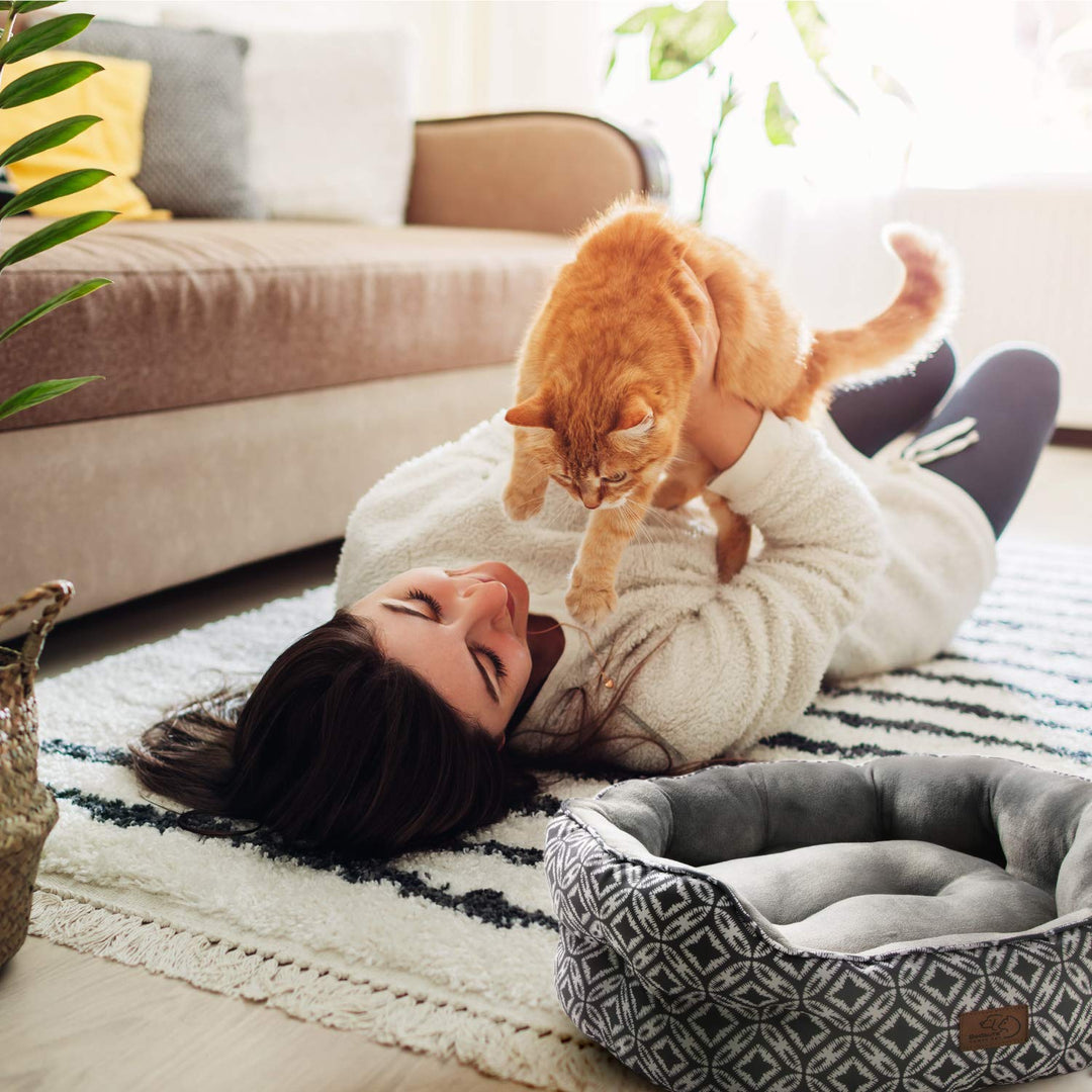Small Dog Bed for Small Dogs, Indoor Cats, Round Super Soft Plush Flannel Washable Puppy Beds, Slip-Resistant Oxford Bottom, Coin Print Grey