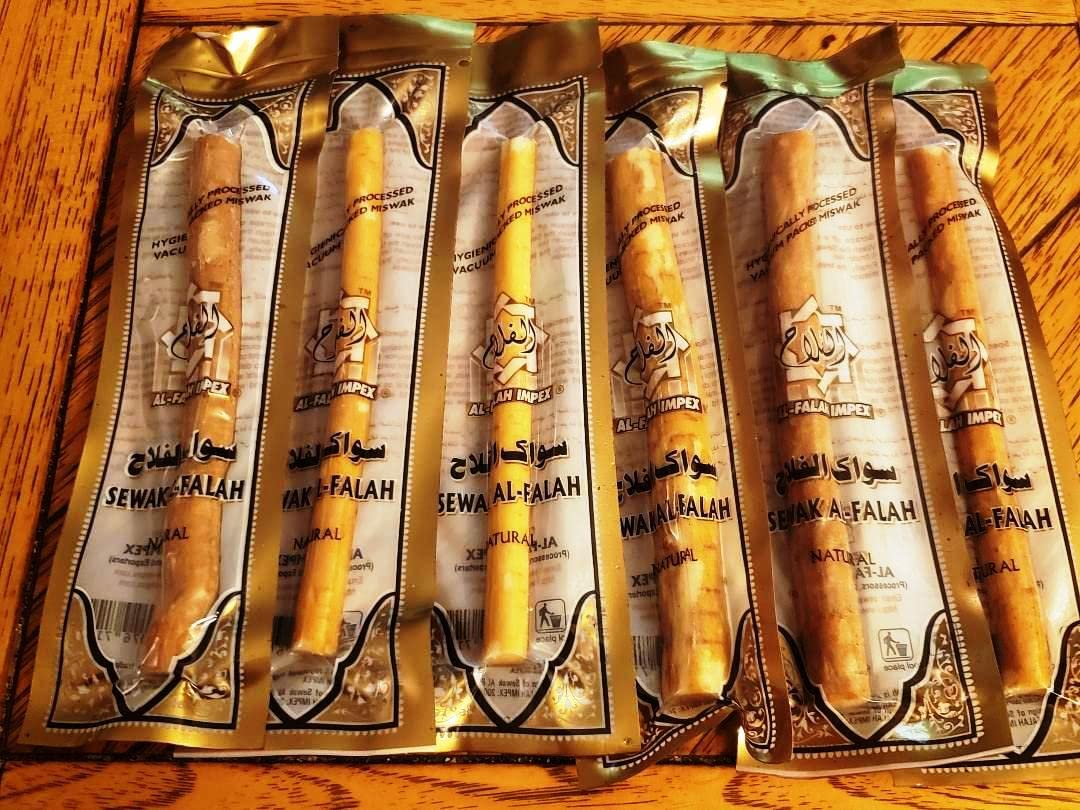 bonballoon 6 Pcs Al Falah Siwak Meswak Miswak Miswak Arak Peelu Al Falah Chewing Stick with Natural Flavor Herbal Toothbrush Vacuum Sealed Breath Freshener (Six Tooth Sticks)