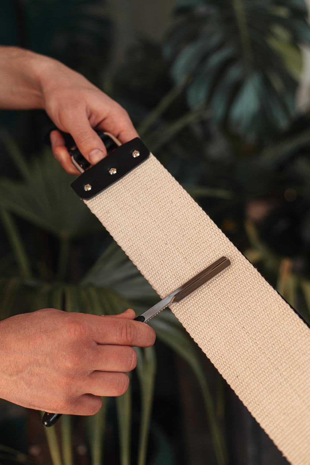 Razor Strop - Barber's Latigo Leather Straight Razor Strop. Dual Strap that will be a Great Addition for Any Straight Razor. PREMIUM LEATHER Strop for Sharpening. (Black)
