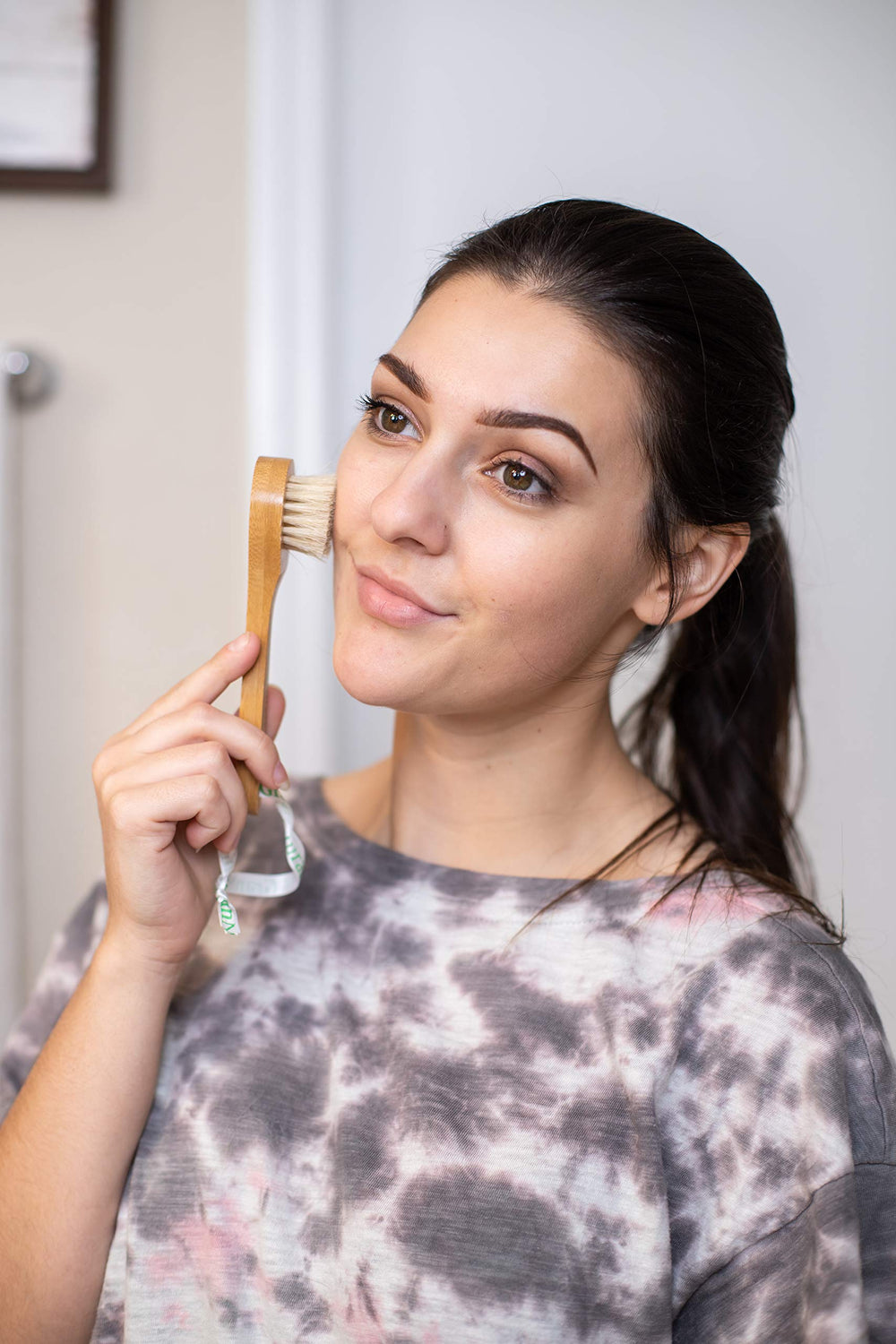 Manual Facial Brush Dry Brushing Scrubber - Natural Bristles for Exfoliation - Promotes Lymphatic Drainage, Deep Cleansing, Gentle Pore Cleaning for Glowing, Soft Skin - Wooden Handle