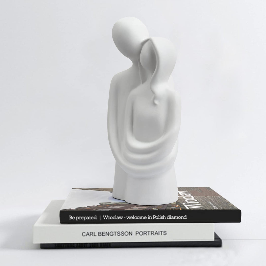 Hugging Couple Sculptures Home Decor Modern Romantic Love Statue for Office Bookshelf Desktop Decorations (Hugging Couple White)