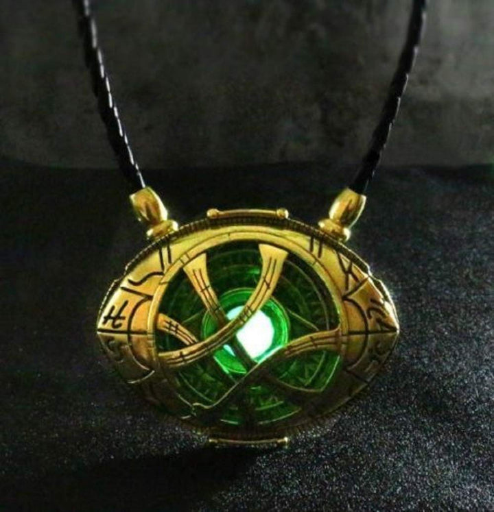 71mm Dr Doctor Strange Eye of Agamotto Amulet Pendant Necklace Glow in The Dark