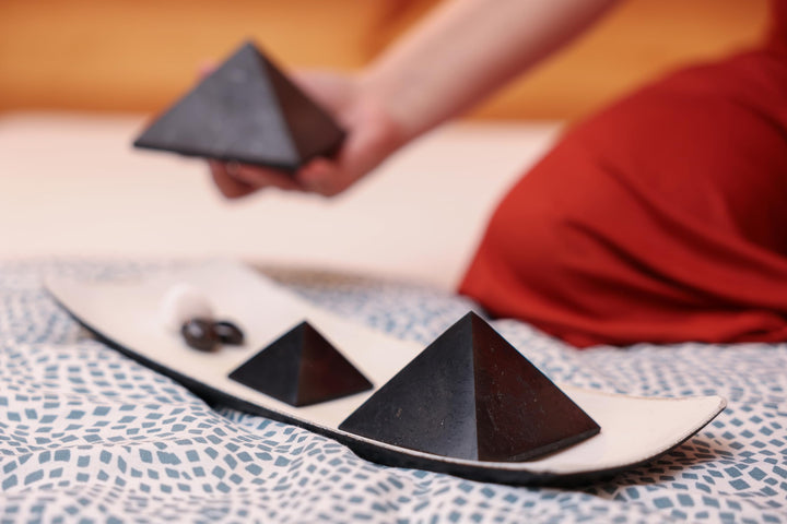 Heka Naturals Polished Shungite Pyramid Black Stone Crystal | 3 Inch - Desk Decor Shungite Stone for Home or Office - Chakra Stones, Healing Crystals, Meditation Pyramid