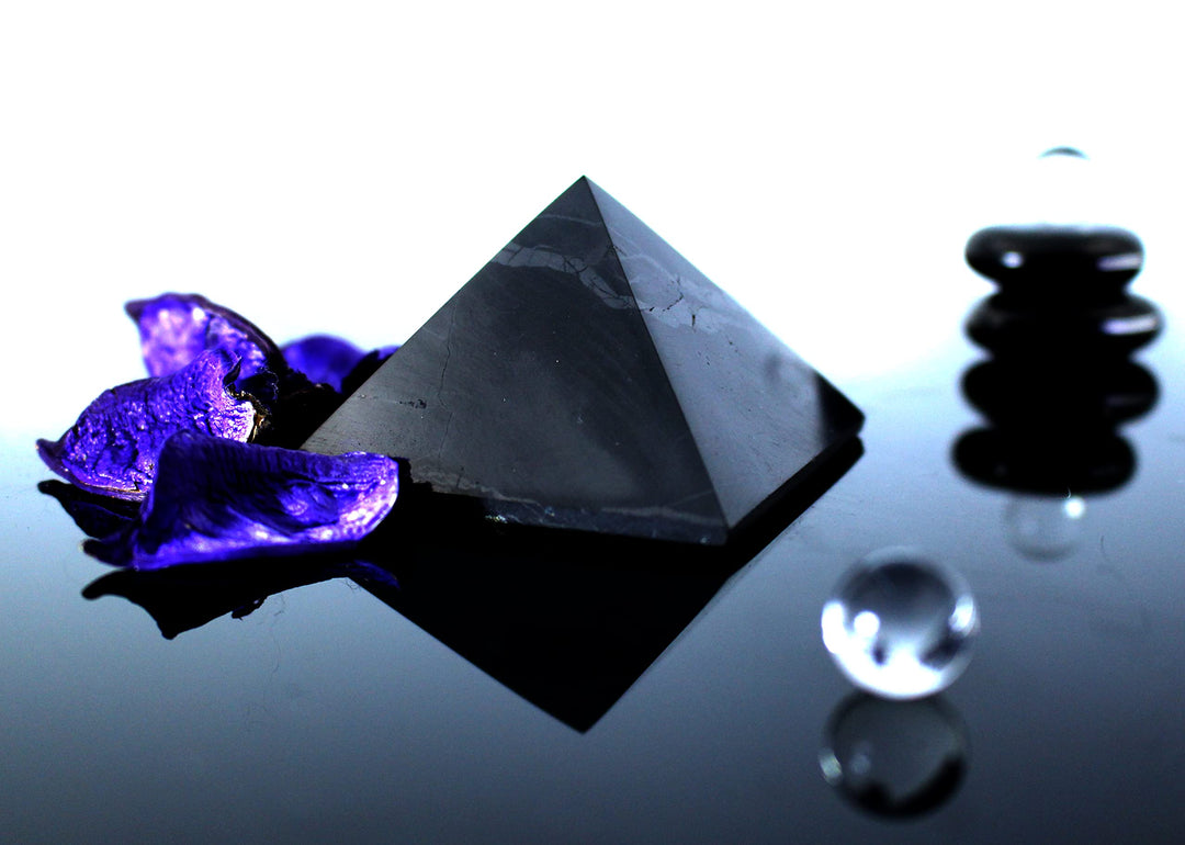 Heka Naturals Polished Shungite Pyramid Black Stone Crystal | 3 Inch - Desk Decor Shungite Stone for Home or Office - Chakra Stones, Healing Crystals, Meditation Pyramid
