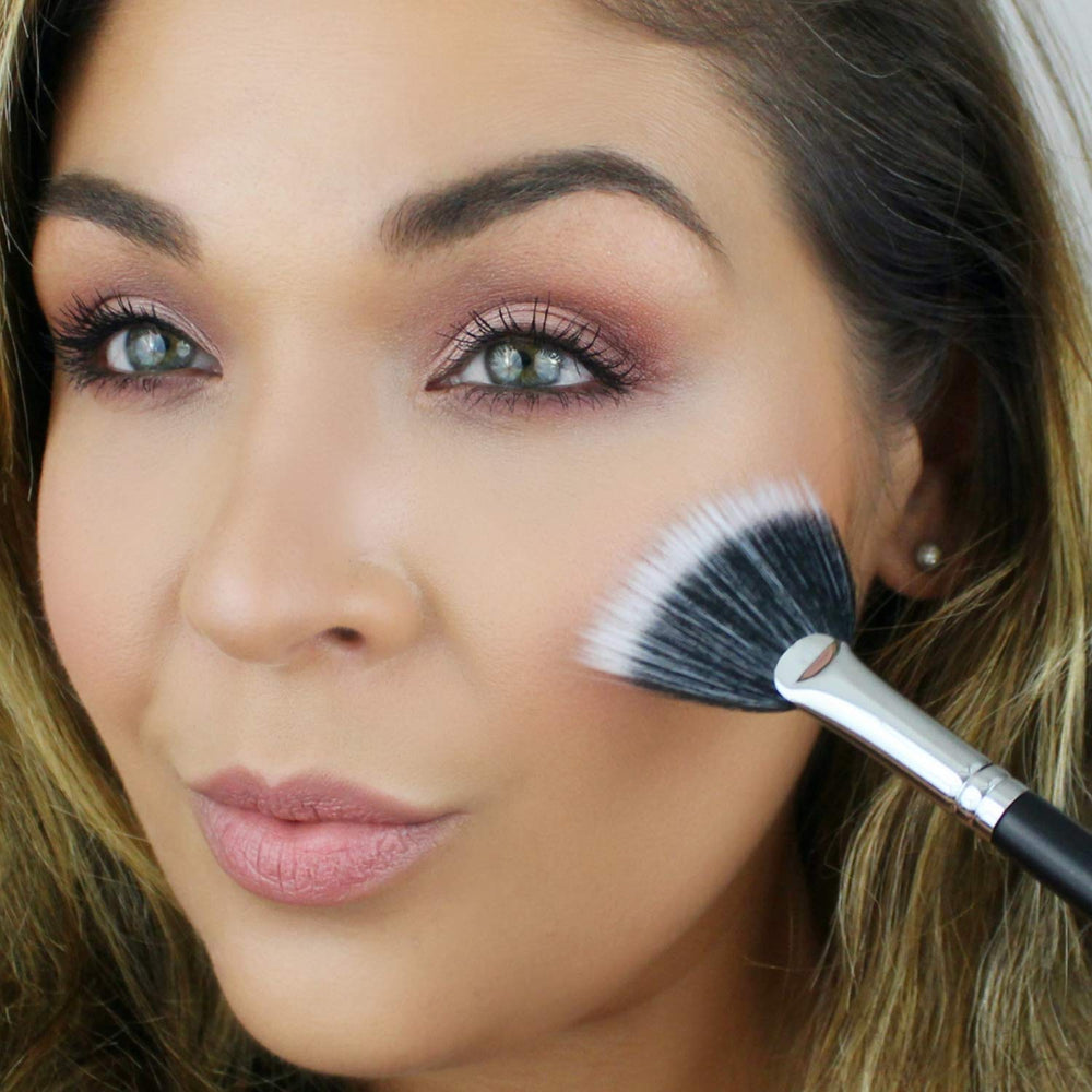 1 Pc Duo Fiber Fan Highlighter, Black: Pro Highlighter Fan Makeup Brush â€“ Highlight Define Your Best Features With Perfect Placement Of Highlighting Powder And Cream Make Up, Sof