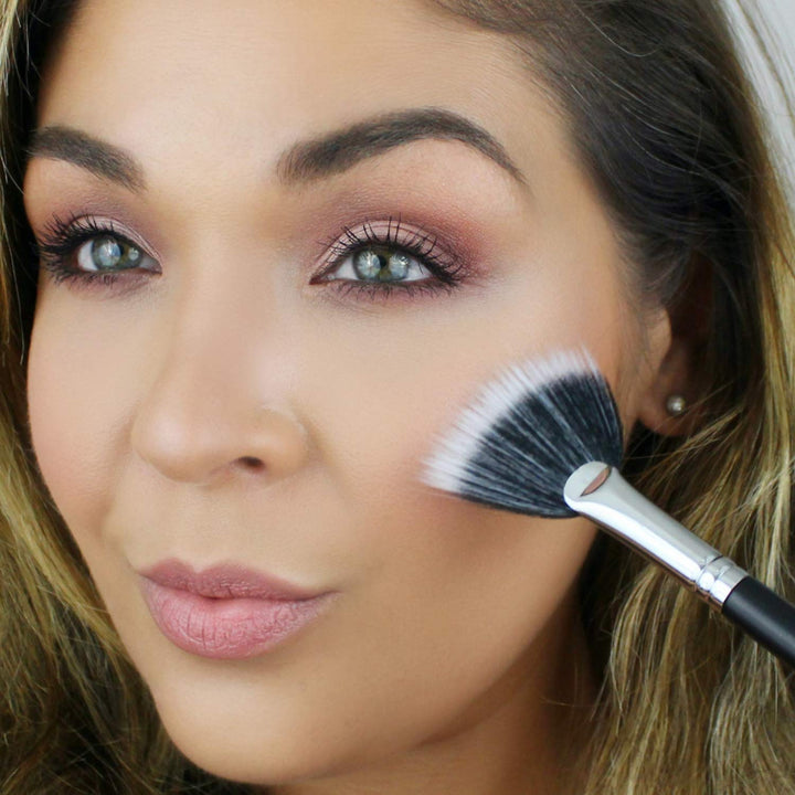 1 Pc Duo Fiber Fan Highlighter, Black: Pro Highlighter Fan Makeup Brush â€“ Highlight Define Your Best Features With Perfect Placement Of Highlighting Powder And Cream Make Up, Sof