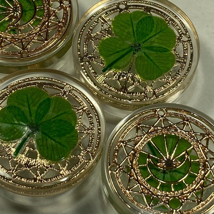 Real Four Leaf Clover Good Luck Pocket Token, Preserved, 1.25”, Including Metal Ornament (Magic Circle of The Moon)