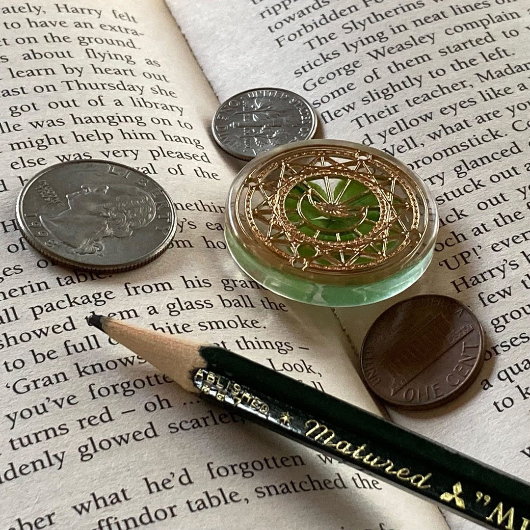 Real Four Leaf Clover Good Luck Pocket Token, Preserved, 1.25”, Including Metal Ornament (Magic Circle of The Moon)
