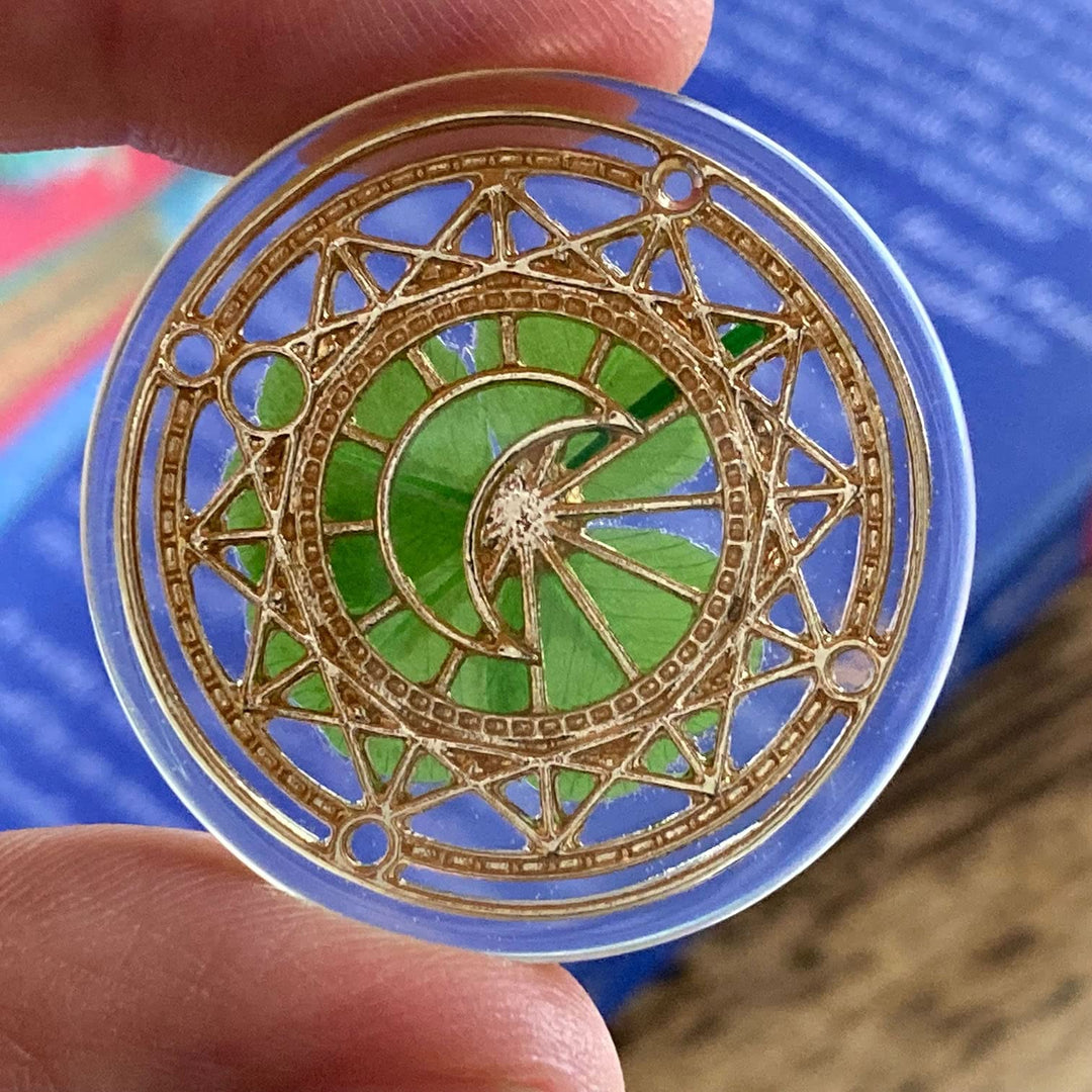 Real Four Leaf Clover Good Luck Pocket Token, Preserved, 1.25”, Including Metal Ornament (Magic Circle of The Moon)