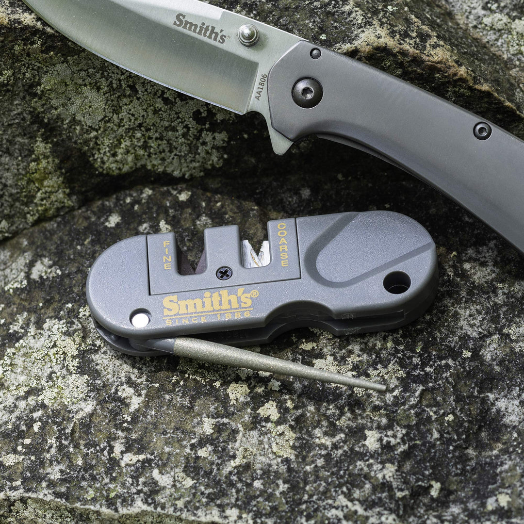 Smith&#39;s PP1 Pocket Pal Knife Sharpener Preset Carbide &amp; Ceramic Stone Sharpeners Fold-Out Diamond Coated Rod Outdoor Hunting Knife &amp; Hook Sharpener, Handheld, Compact, Lightweight, Multiuse